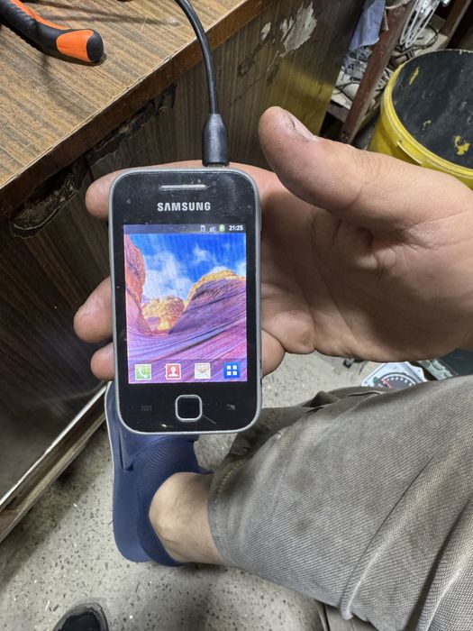 Samsung Galaxsi young telefoni sotiladi. Продоется телефон Самсунг.