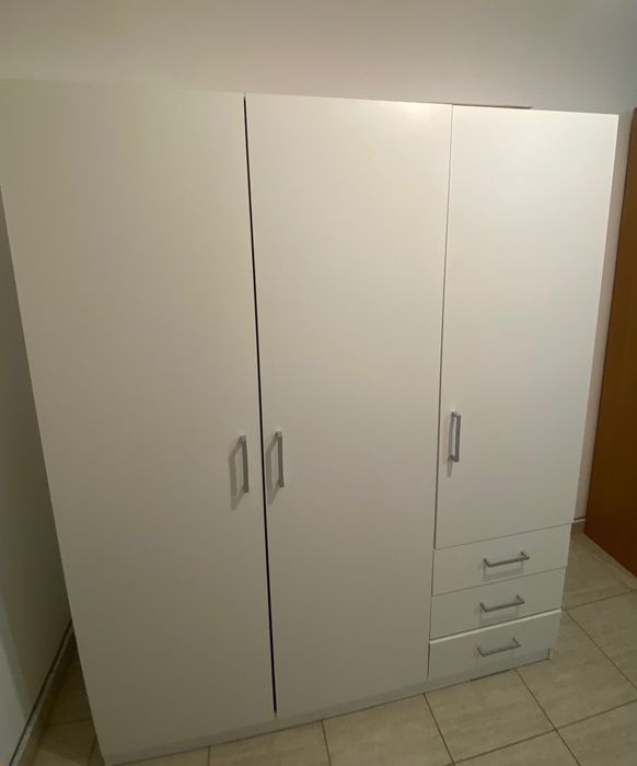 Трикрилен гардероб  145x176 3 врати 3 чекмеджета бял
