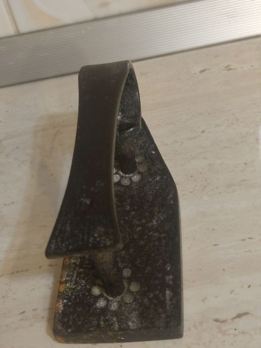 Fier de călcat antic din fontă – Piesă de colecție / Decor Vintage