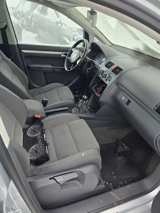 Продавам vw tuaran на части