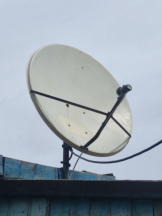 Спутниковые антенны и тюнер.