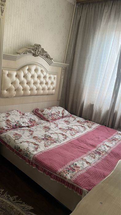 Tumbochkasi 2 ta , remont qiladigan joylari bor, krovat kotta