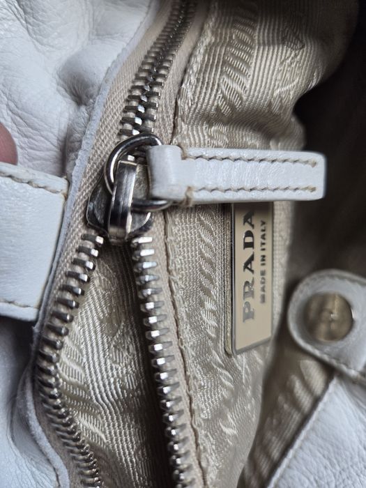 Бяла кожена дамска чанта Prada