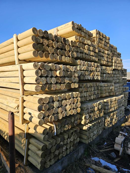 Stalpi rotunzi pentru gard din lemn tratat