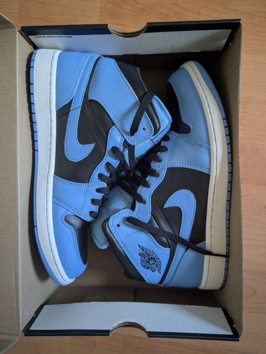 Air Jordan 1 Mid "University Blue Black"
