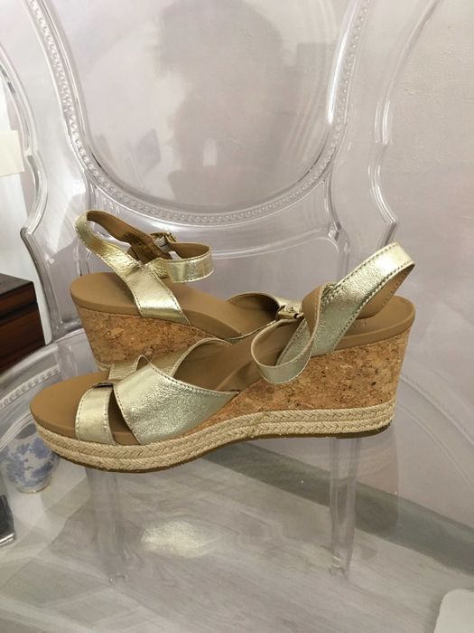UGG сандали в златисто 39