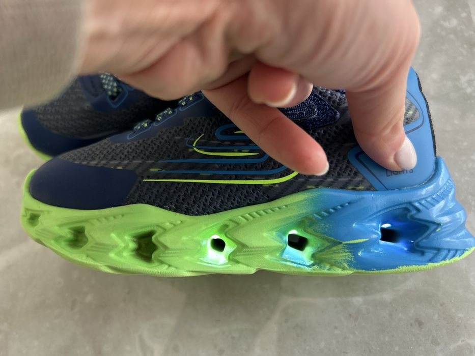 Adidasi skechers 27,5