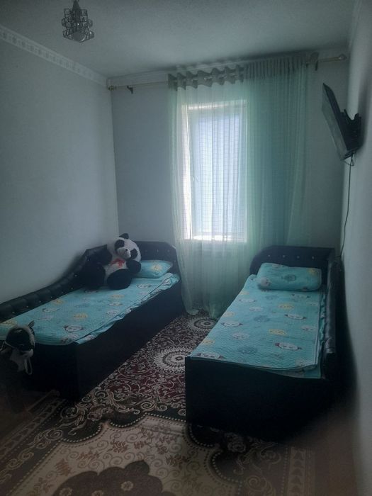 Гулистон шаҳри марказида, 3 хонали уй сотилади.