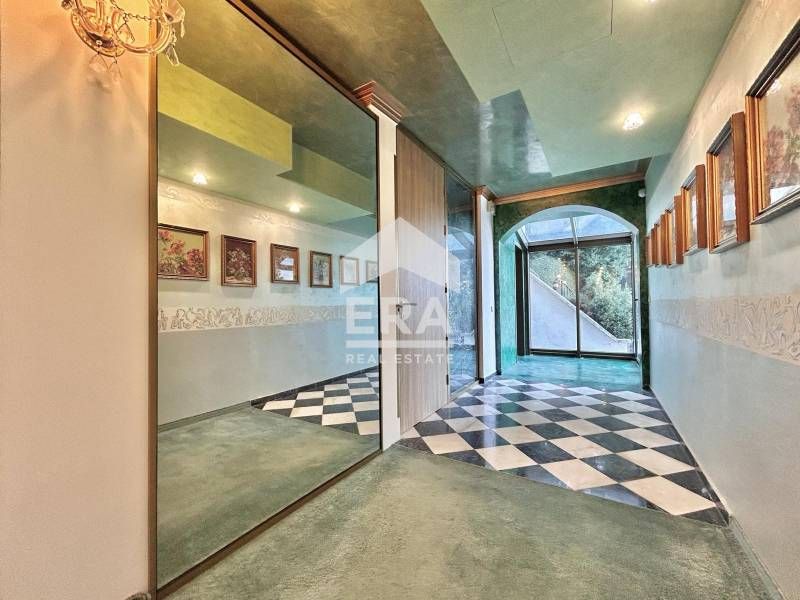 Продава се Многостаен апартамент в София, Бояна - 315 кв.м за 1905 €/кв.м - Снимка #1