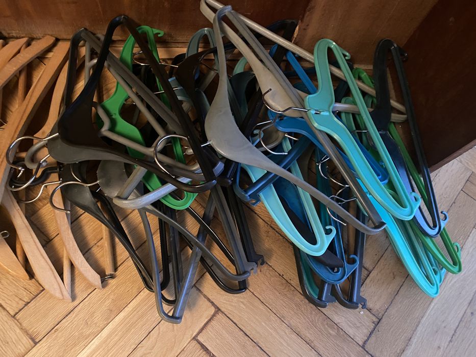 Пластмасови закачалки, около 40 броя, продават се всички, комплект