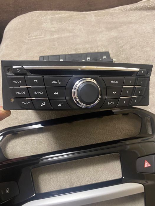 Radio cd cu rama si display peugeot 301 .