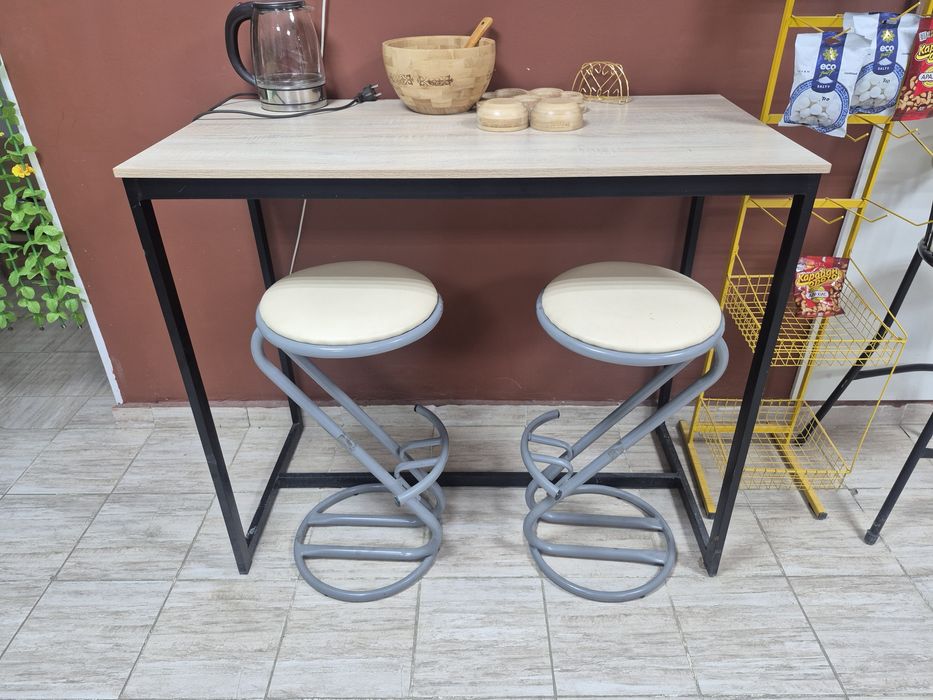 Барный стол и стулья