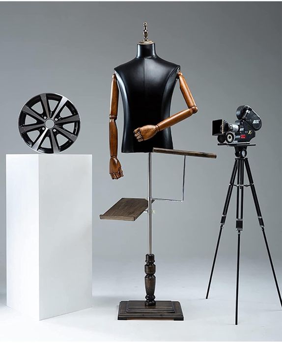 Мужской манекен-торс для демонстрации одежды с подставкой для обуви.