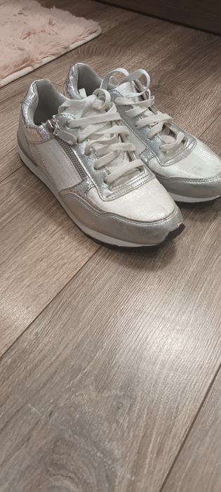 Дамски спортни обувки