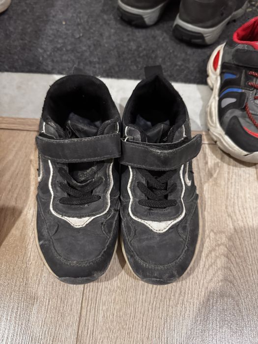 Отдам обувь мальчику 32, 33размер