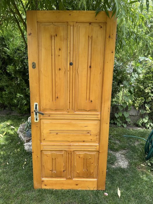 Масивна дървена врата