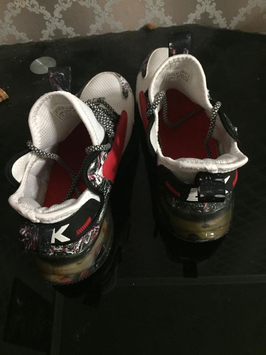 кроссовки новые.