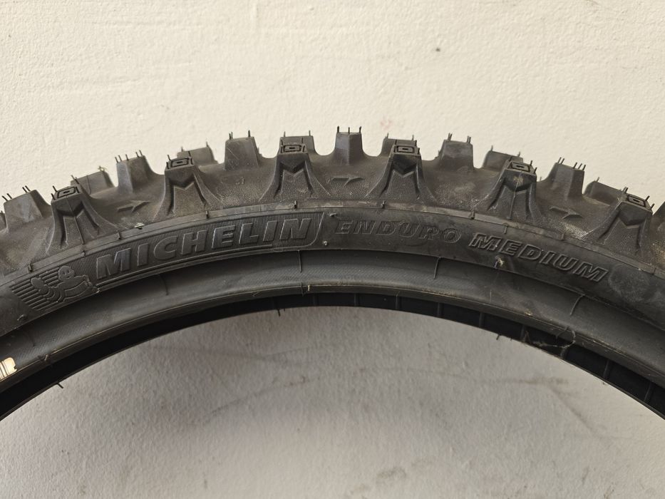 Чисто нова кросова гума  90/90-21