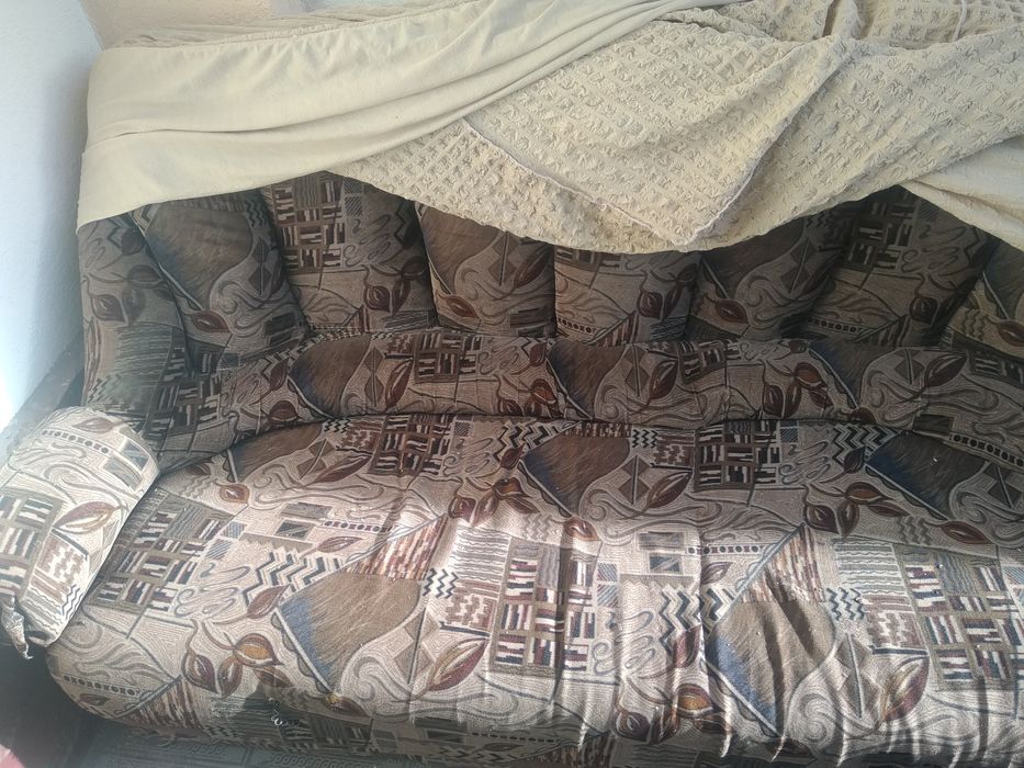 Divan bitta oʻzi sotiladi yaxshi xolatda