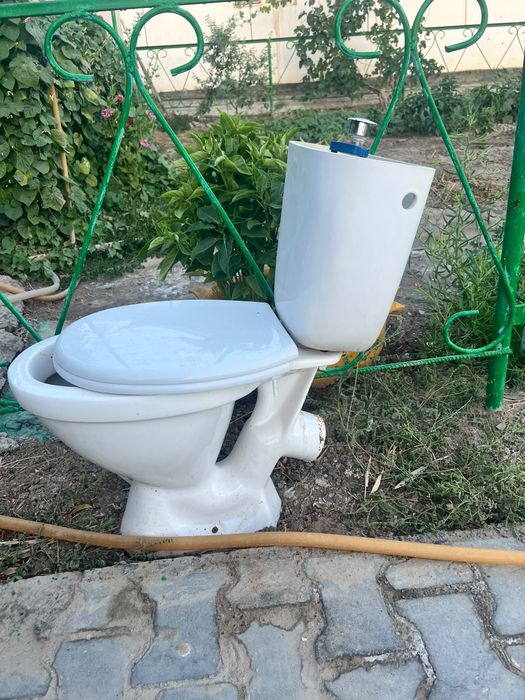 Продам унитаз ,в среднем состояние
