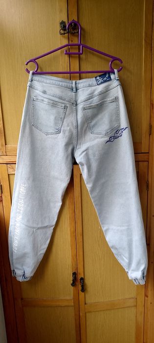 Джинсы - бананы.