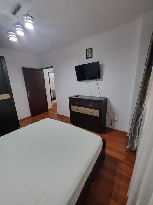 Ofer spre închiriere apartament cu 3 camere
