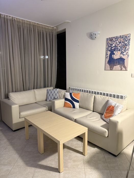 Две малки квадратни маси от дърво