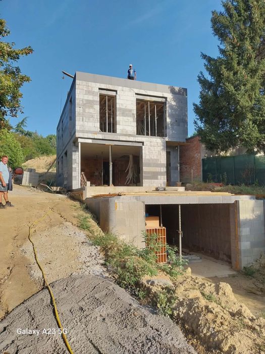 Case la roșu, Consolidări, Demolări, Fațade