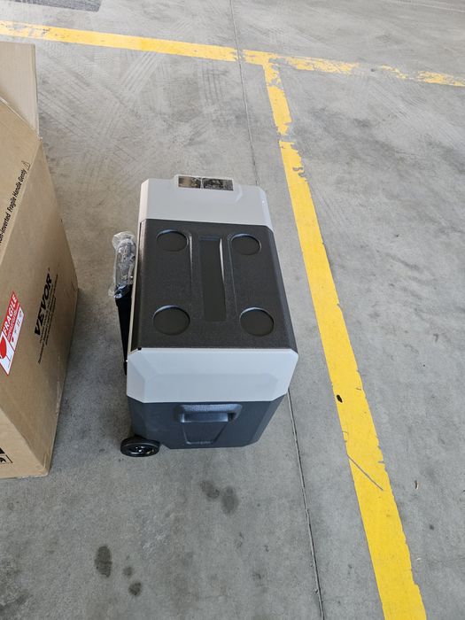 Компресорен хладилник-фризер за къмпинг