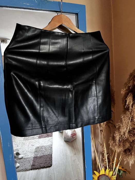 Черна кожена пола