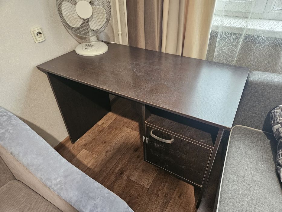 Офисный стол деревянный коричневый