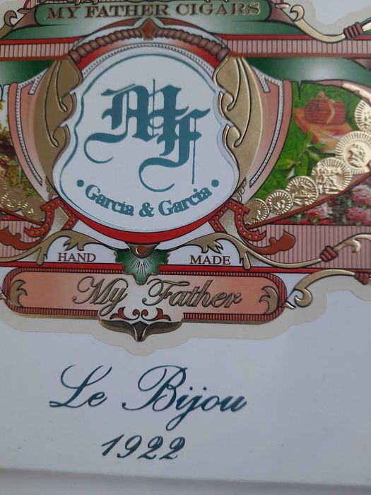 Продавам  кутия за пури за колекции