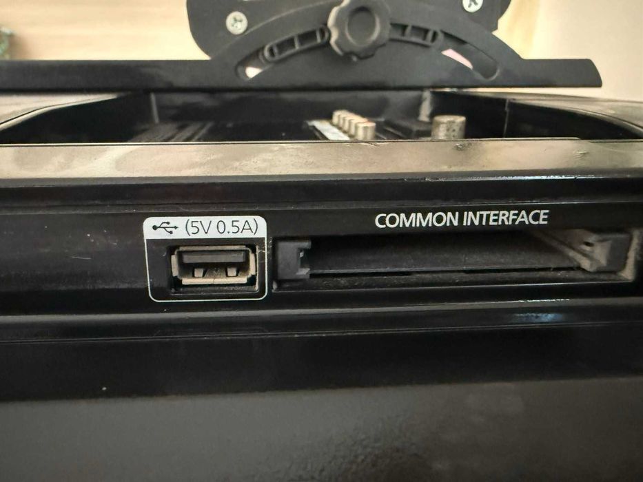 Телевизор Samsung UE32EH4000- 32 Инча, със стойка за стена