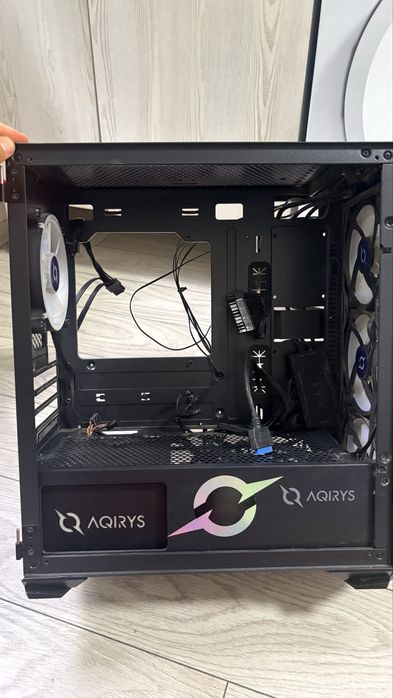 Vând carcasă Aqirys Wezen + sursă Aqirys Pulsar 750W 80 Plus Bronze + Gtx 1060 6gb