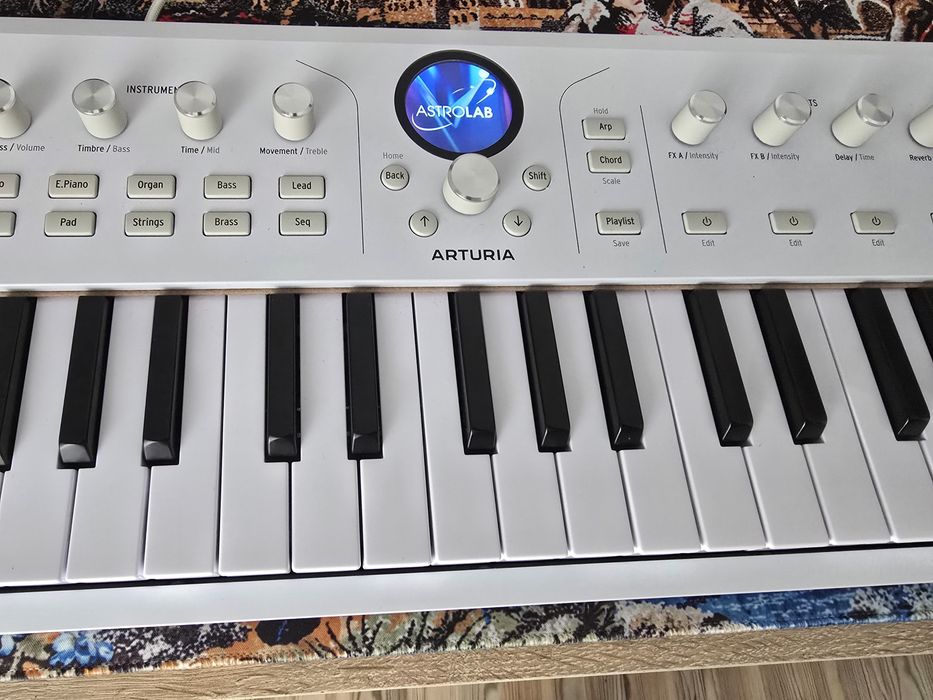 Sintetizator Arturia Astrolab 37  impecabil ca si nou