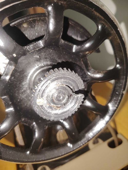 Швейная машинка, в хорошем состояние