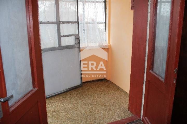 Къща със селскостопански постройки и масивен гараж в село Подвис