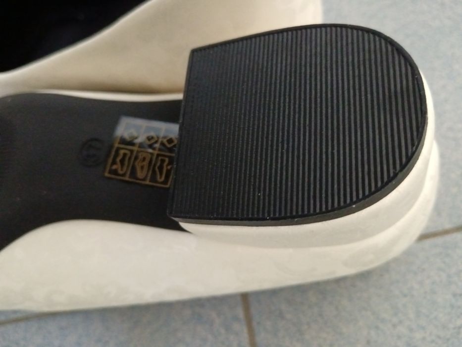 Обувки с квадратен ток