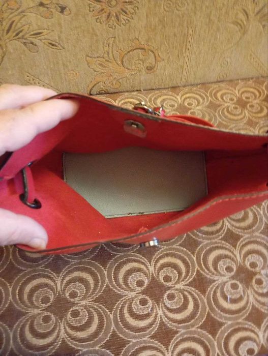 Продается красная сумка