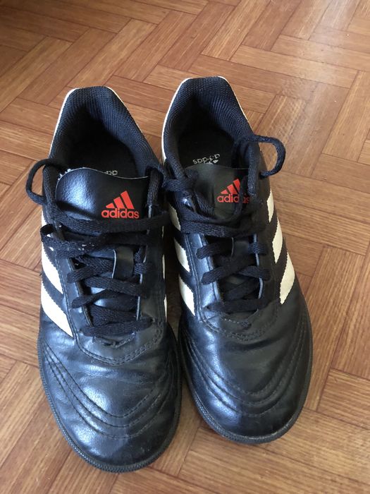 Футболни обувки адидас.