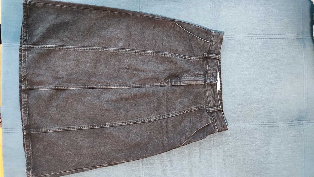 Миди дънкова пола черен деним, с висока талия.