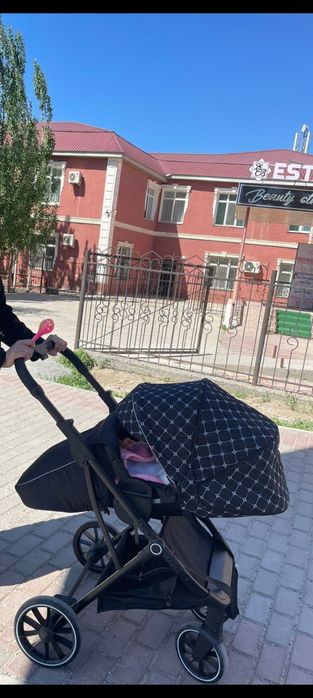 Коляска черный цвете
