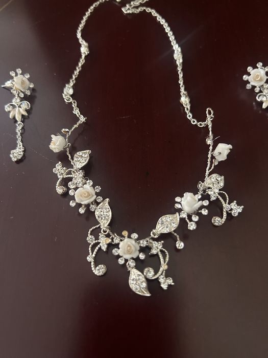 Нежное ожерелье и серьги