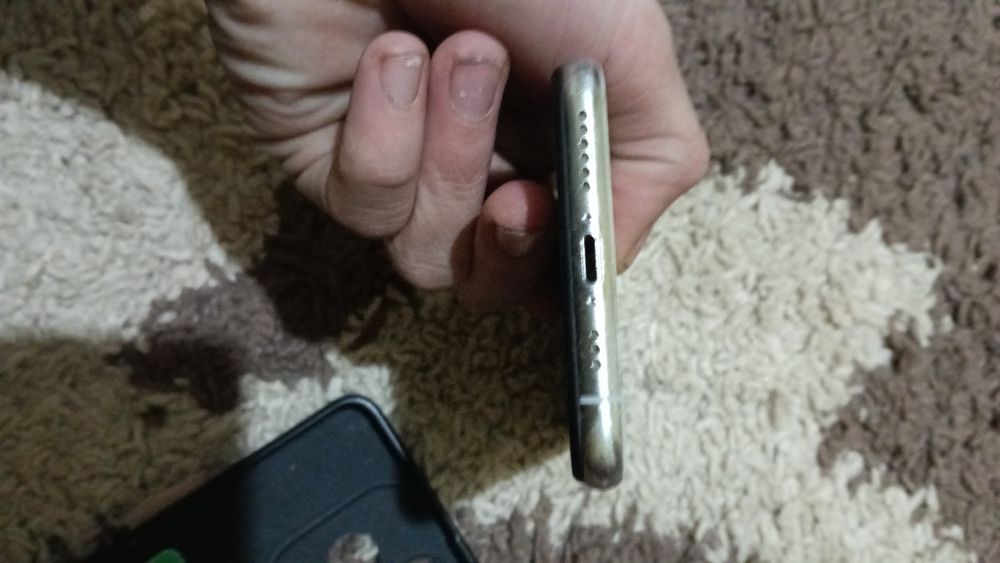 Vând iPhone xs spart fata spate