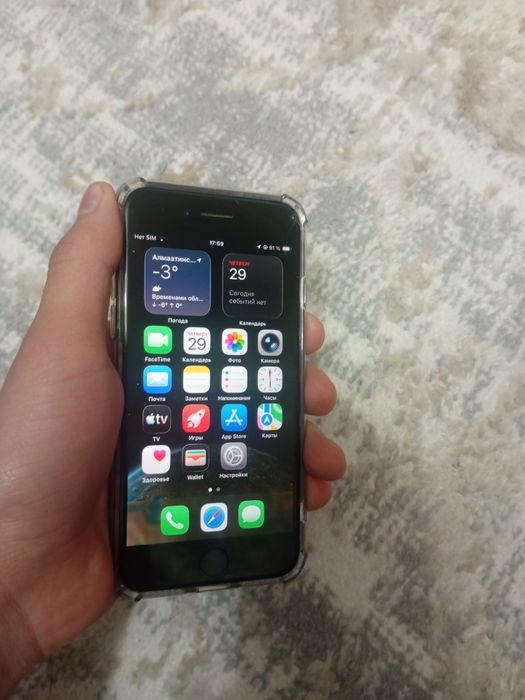 Продам айфон SE в хорошем состоянии