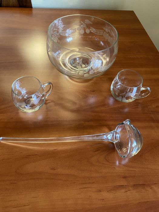 Serviciu pentru Sangria, sau compot.