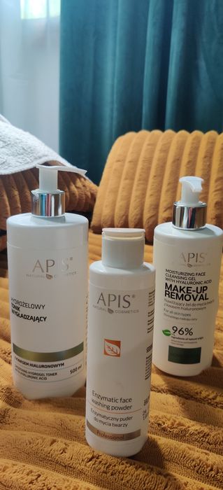 Cosmetică/manichiură/pedichiuraā/masaje/stilizarere sprancene si epilari cu ceara.