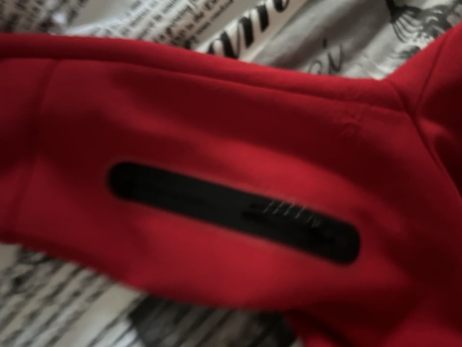 Nike tech rosu(nu se mai gaseste in magazine)