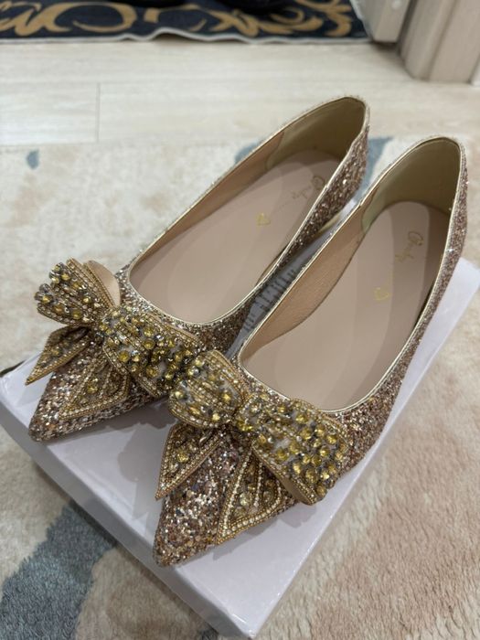 Золотистые туфли