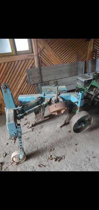 Vând Tractor+utilaje(remorcă+cositoare+plug+freză+mașină cartofi)